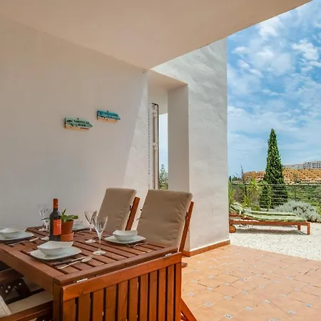 Beautiful Buganvillas Garden Apartment