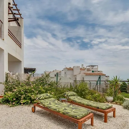 Beautiful Buganvillas Garden Apartment Manilva